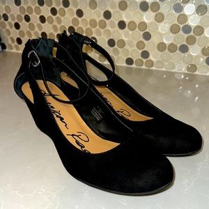 American Rag Miley closed toe wedge w/ ankle strap and zipper, Black W 1…